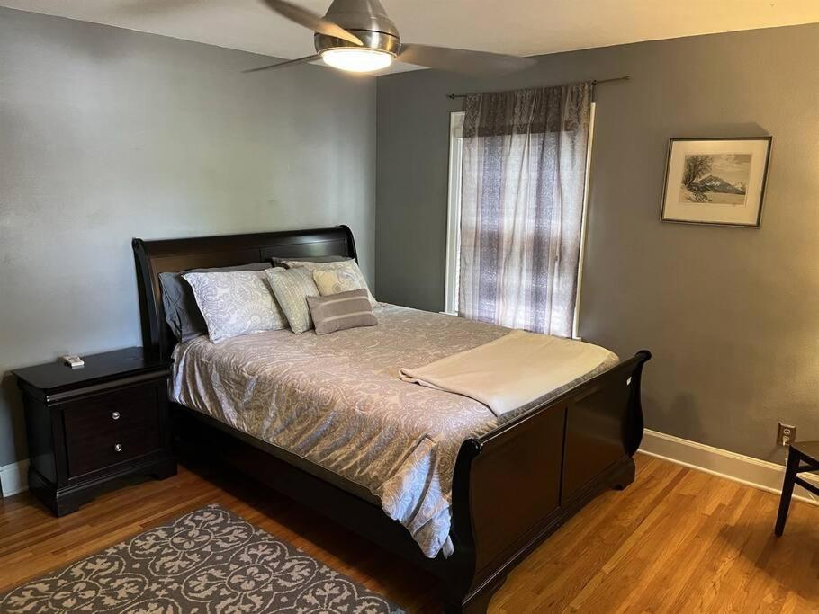 Historic Twin Tudors Inn - Housity