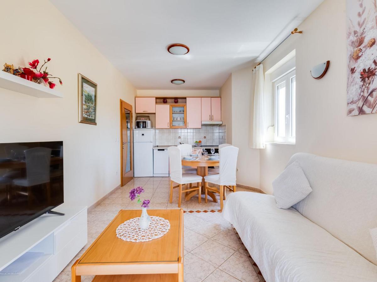 Apartment Daria 3 by Interhome - Housity