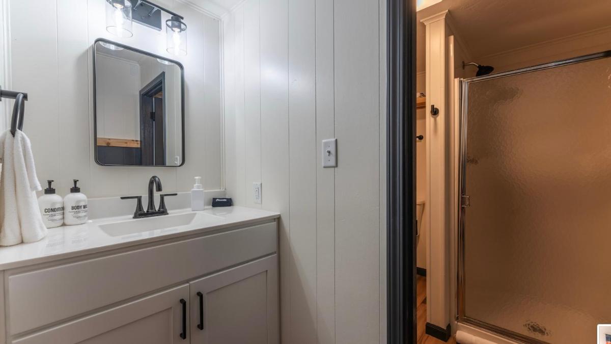 Elegant 1BR Resort Suite with Scenic Views Eco Family Unit - Housity