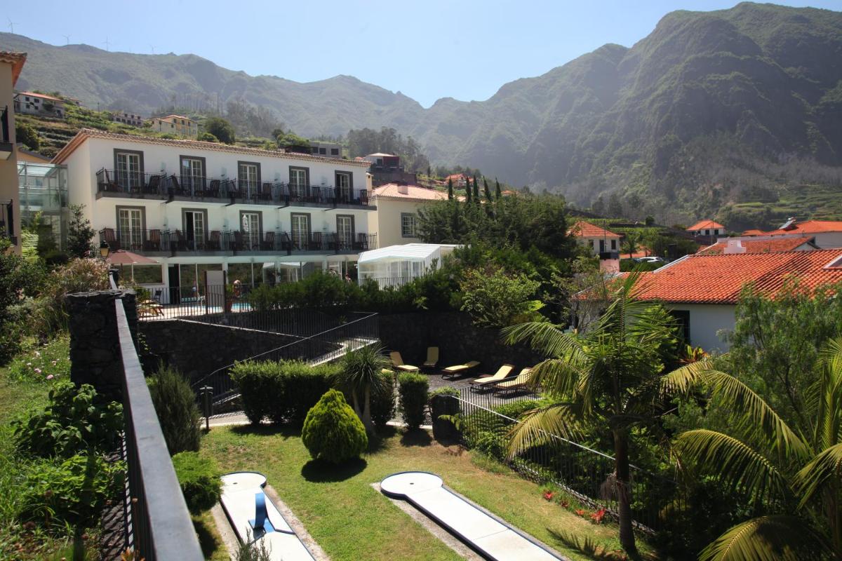 Uma vista geral da montanha ou uma vista da montanha a partir do hotel