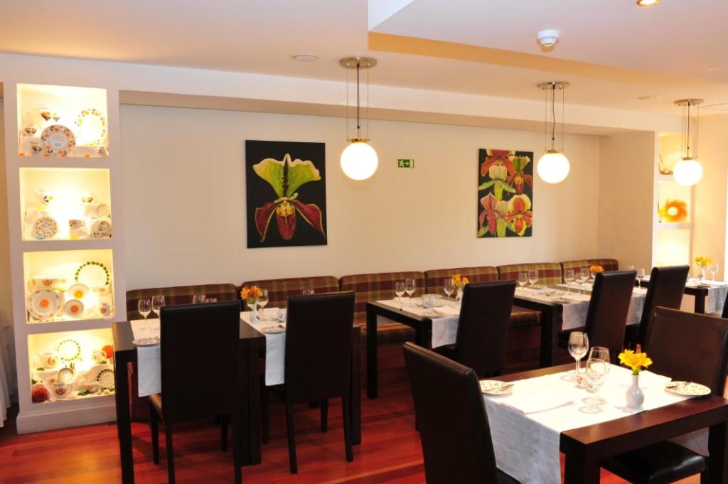 Um restaurante ou outro lugar para comer em Estalagem do Vale