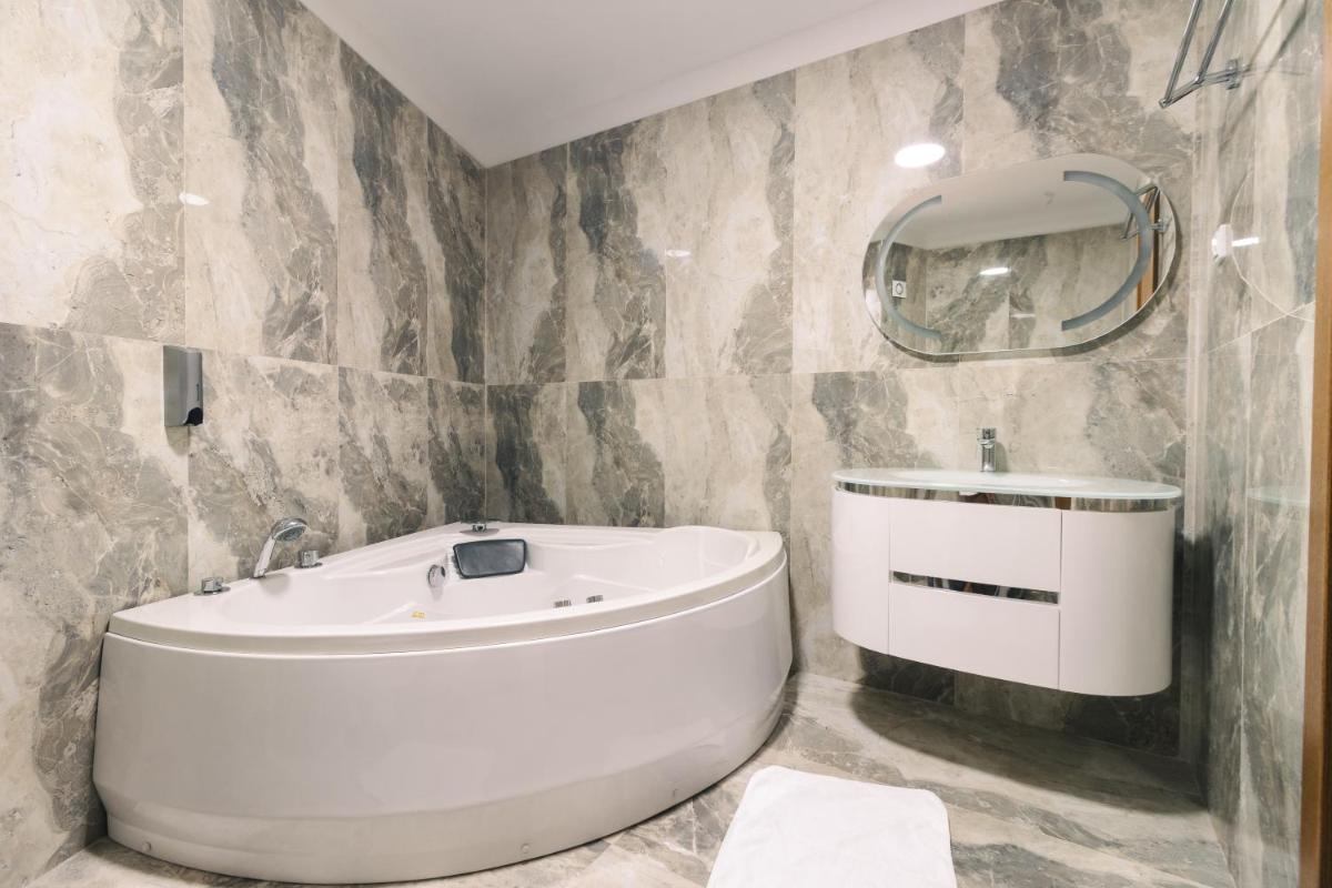 Lux Hotel M - Housity