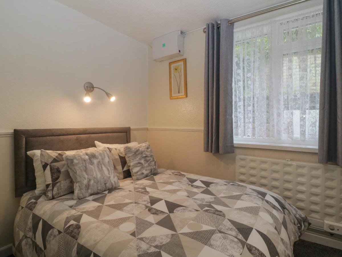 Flat 3, Big Tree Holiday Flats - Housity