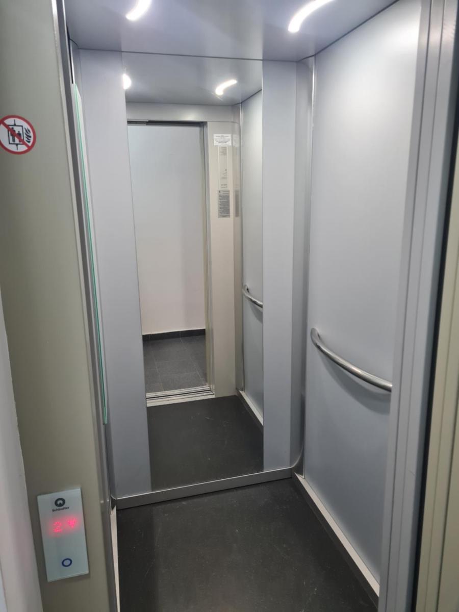 Deluxe 2 bedroom apartment with balcony and private parking - Housity