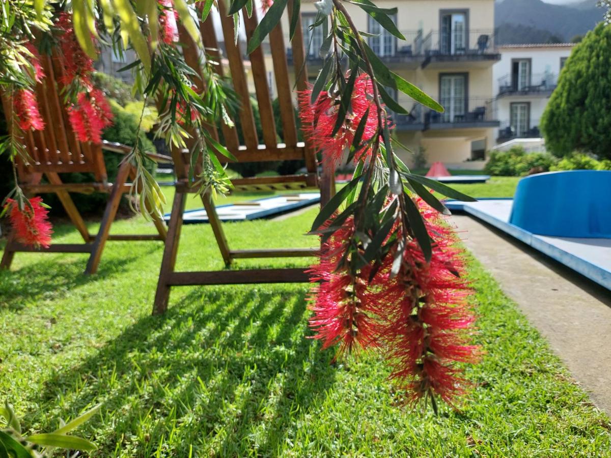 Um jardim no exterior de Estalagem do Vale