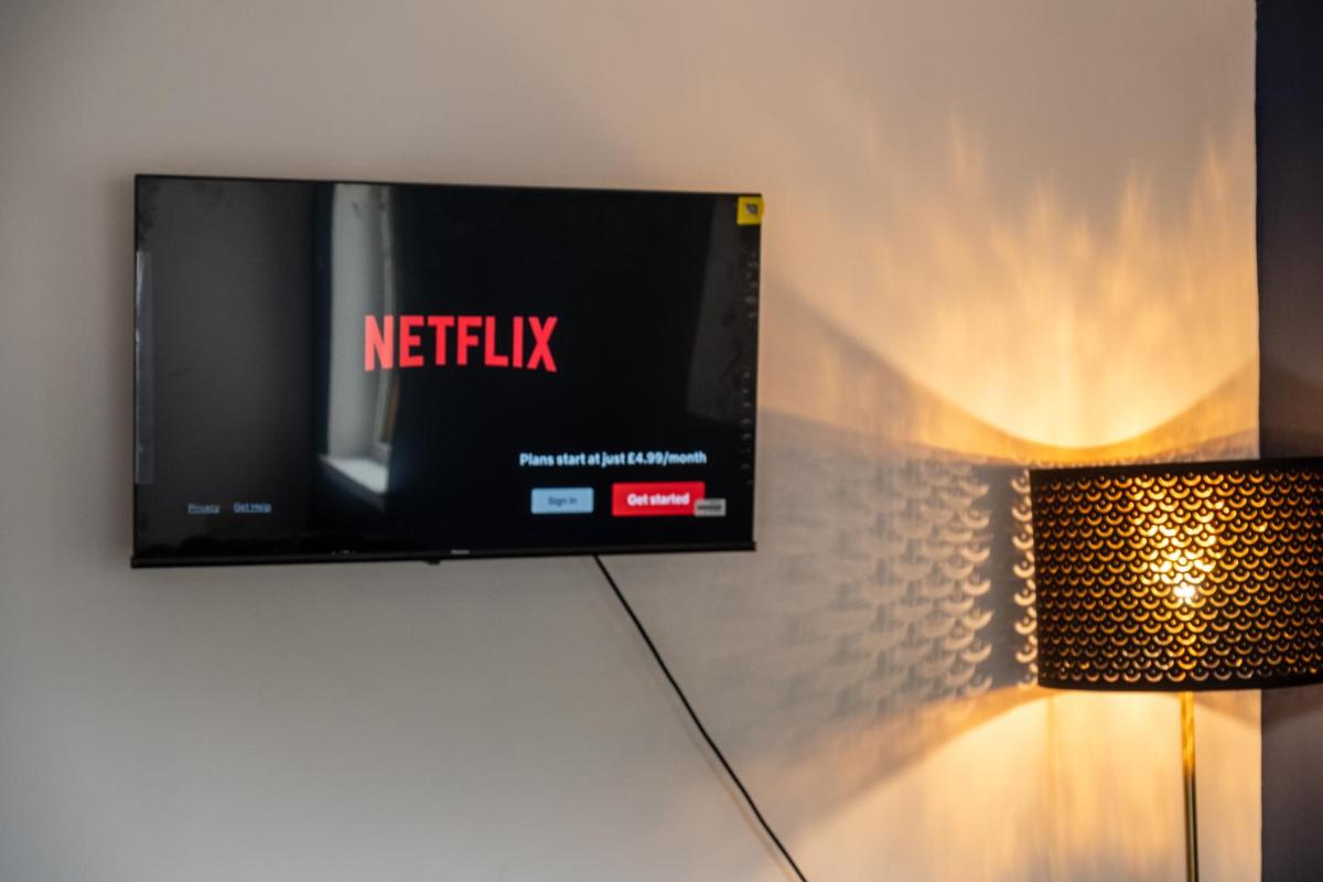 Stylish 2-Bedroom Apartment in Motherwell I Netflix, Pet Friendly & Train Access - Housity