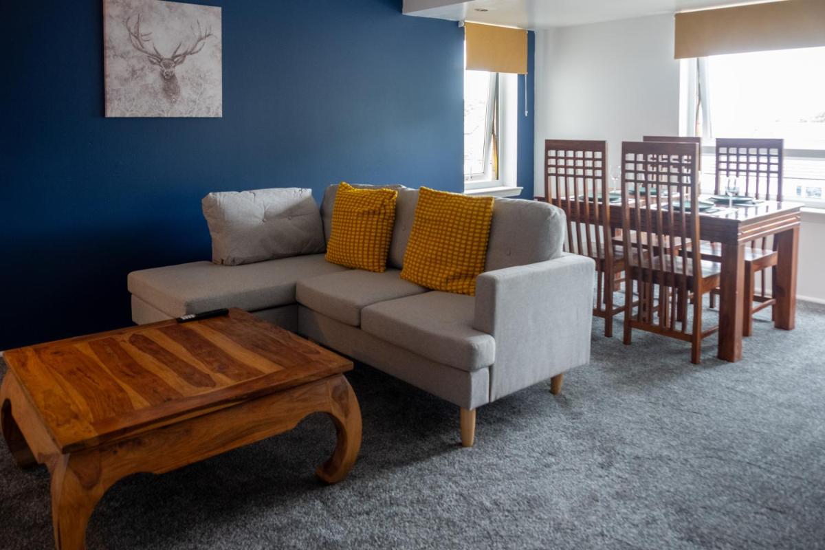 Stylish 2-Bedroom Apartment in Motherwell I Netflix, Pet Friendly & Train Access - Housity