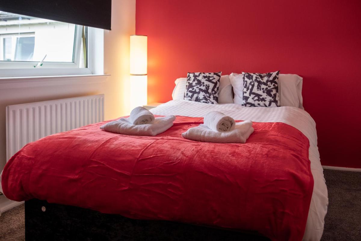 Stylish 2-Bedroom Apartment in Motherwell I Netflix, Pet Friendly & Train Access - Housity