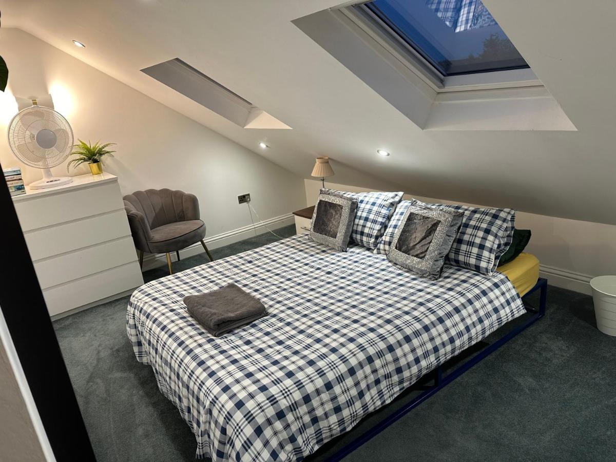Private self-contained flat with shared entrance and live in hosts - Housity