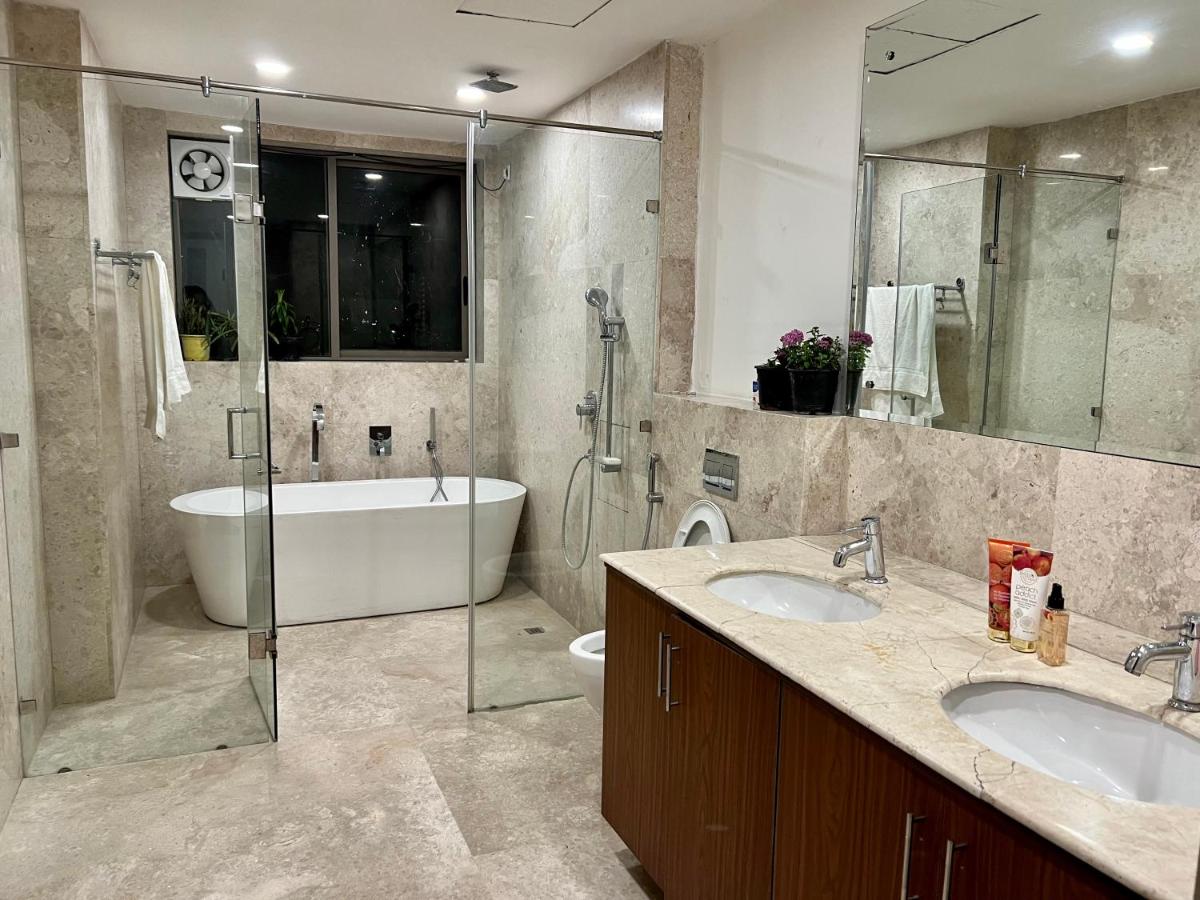 luxury master bedroom with bathtub on golf course road - Hizvo