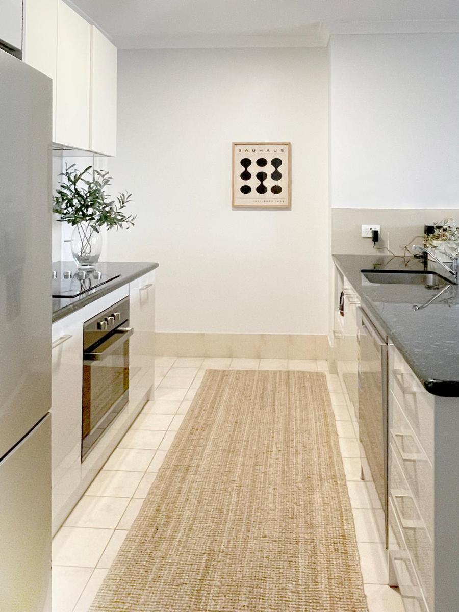 Suitetrails - Trendy Exec City Pad with Parking and Pool