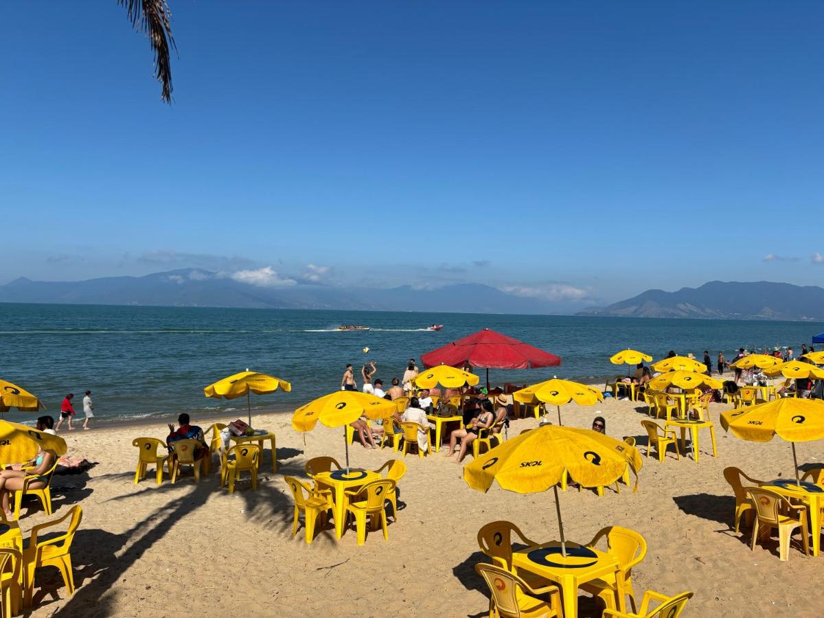 Desfrute bons momentos na praia Martim de Sá Pé na areia Aceitamos Pet pequeno porte - Housity