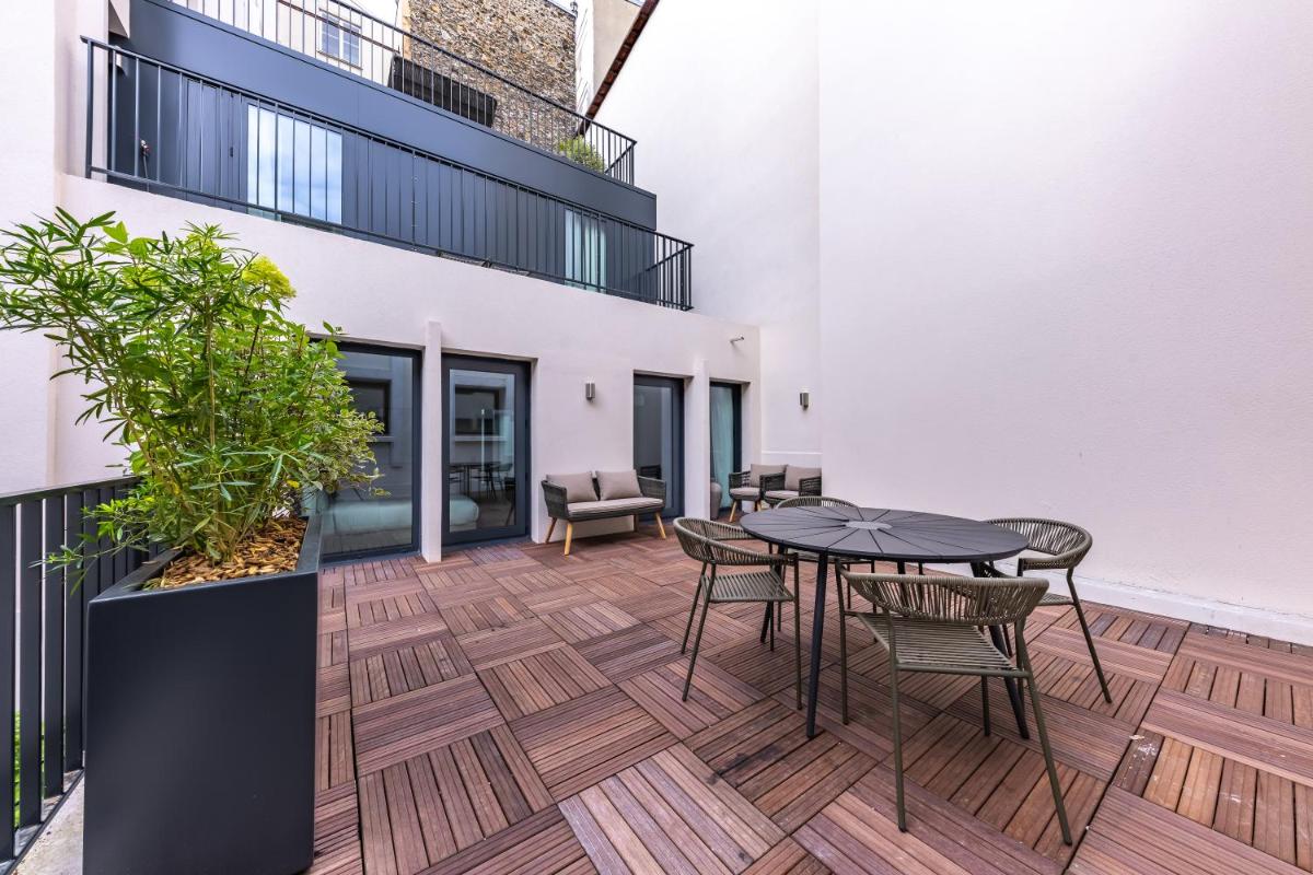 Il dispose d'un balcon avec une table et des chaises. dans l'établissement Quartier Libre Opera, à Paris Il dispose d'un balcon avec une table et des chaises. dans l'établissement Quartier Libre Opera, à Paris