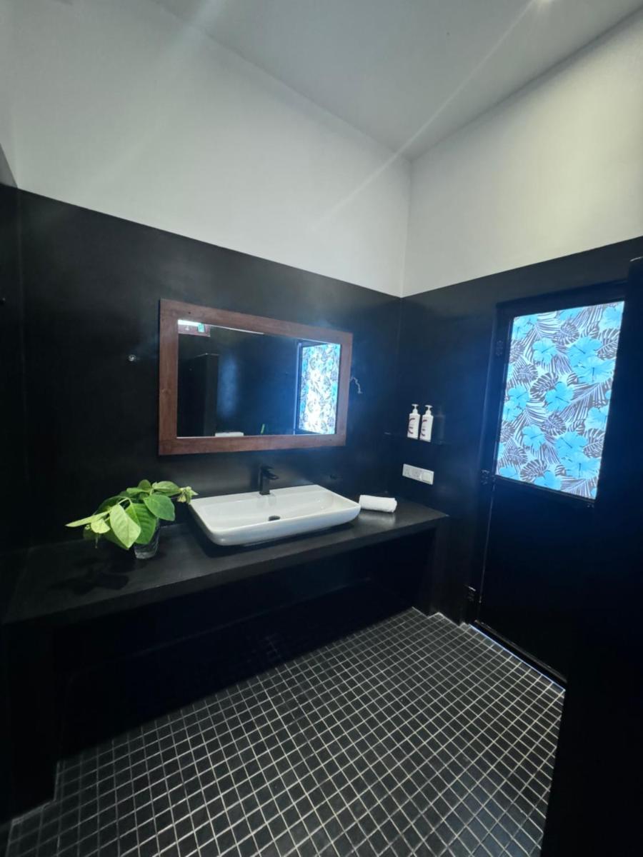 Coconut Palm beach restaurant and rooms - Housity