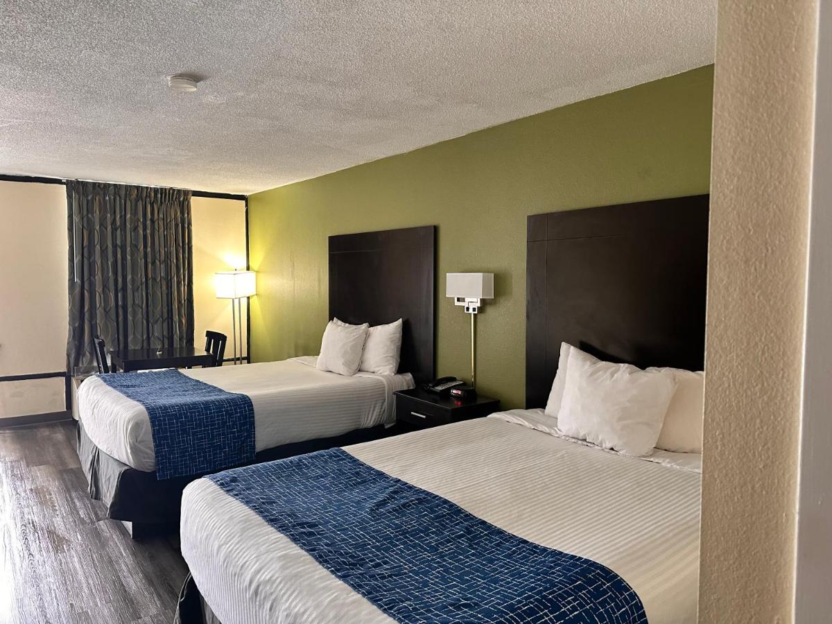 Travelodge by Wyndham Clarksville - Housity