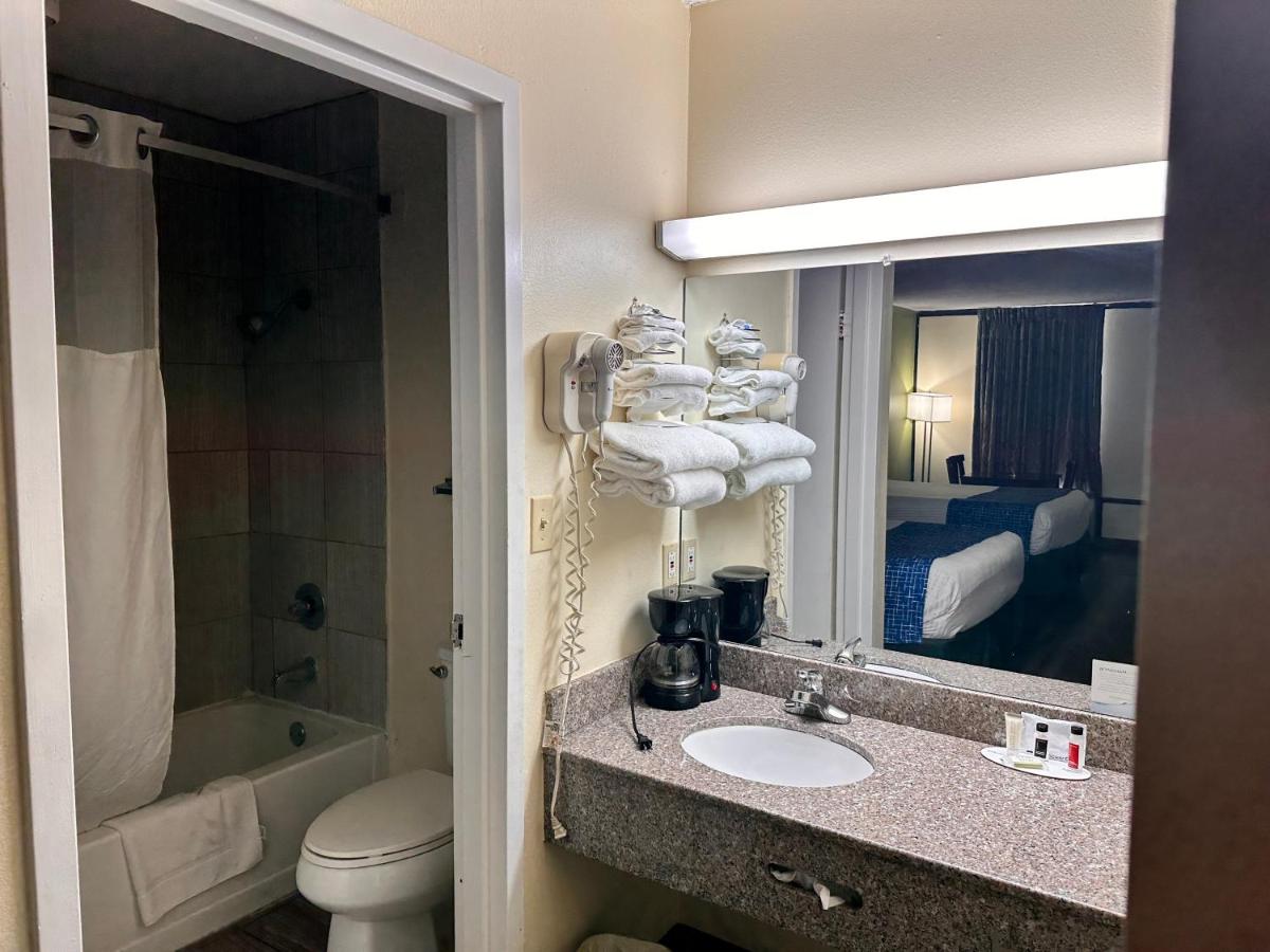 Travelodge by Wyndham Clarksville - Housity