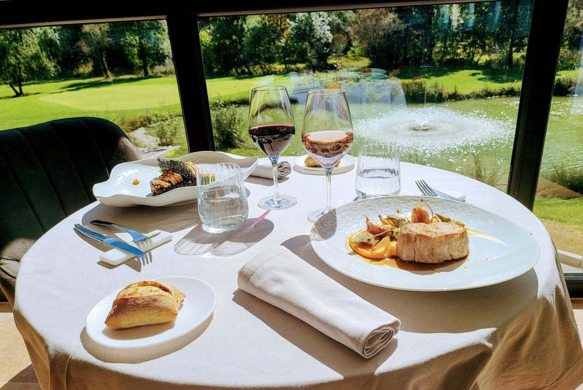 Domaine Ribiera, Hotel 5 Etoiles, SPA & Golf - Forcalquier - Housity