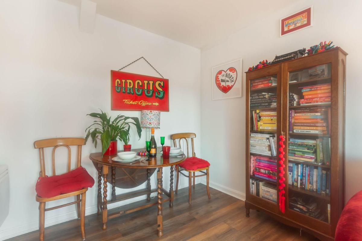 Alnwick Book Nook - dog friendly - Housity