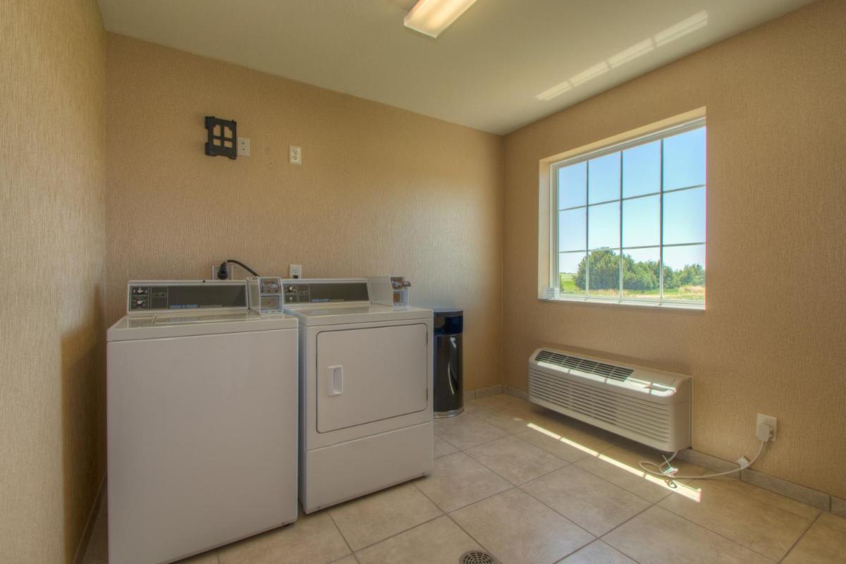 Cobblestone Inn & Suites - Holyoke - Housity