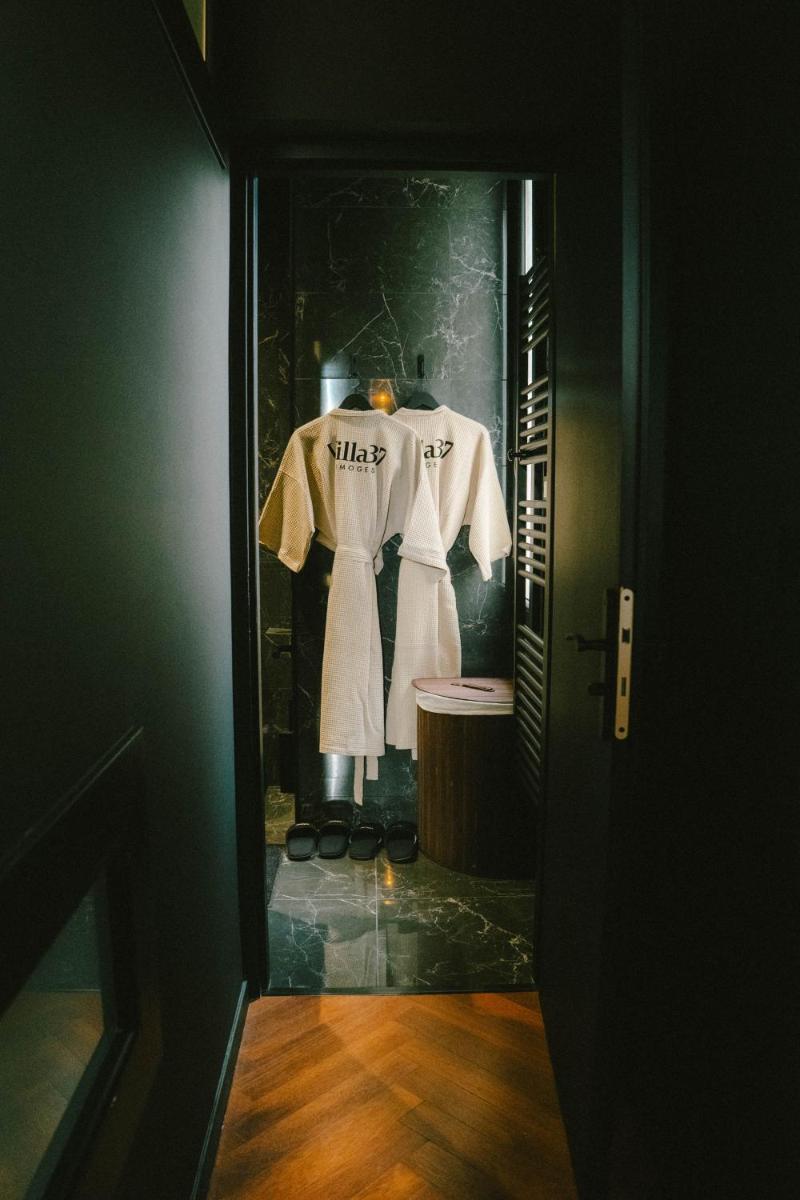 une chemise blanche est accrochée à une porte dans l'établissement Villa37, à Limoges 28 autres photos
