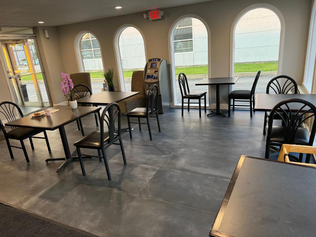 Super 8 by Wyndham Morton Grove/Chicago - Housity