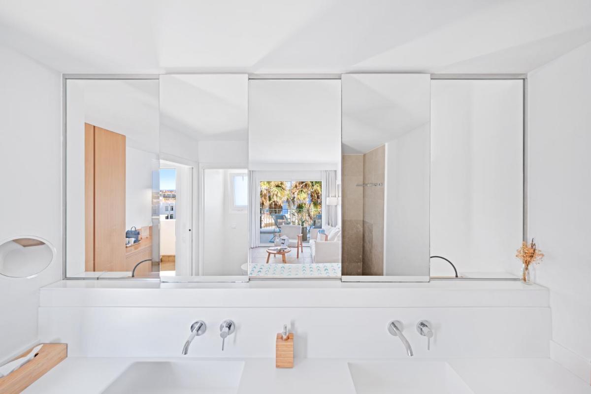 baño con lavabo blanco y espejos en Hotel Villa Chiquita - Adults Only - Over 12, en Colonia de Sant Jordi