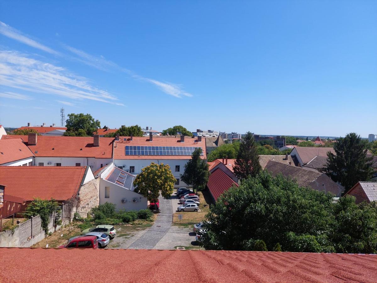 Royal Court Apartman - HU registered IntStud Apartman - Housity