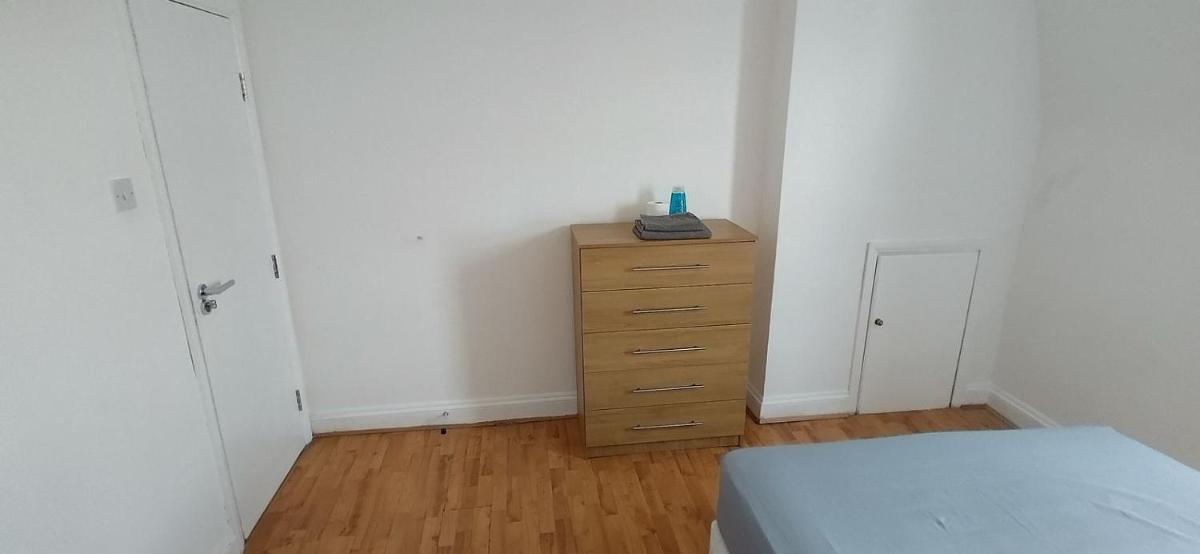 Large double room Green Lane Manor house zone 2 - Housity