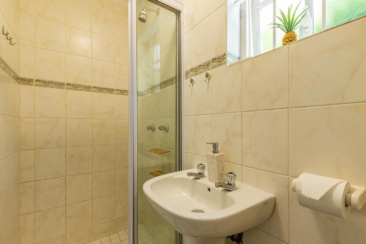 Suburban bliss with Wifi and plunge pool - Housity