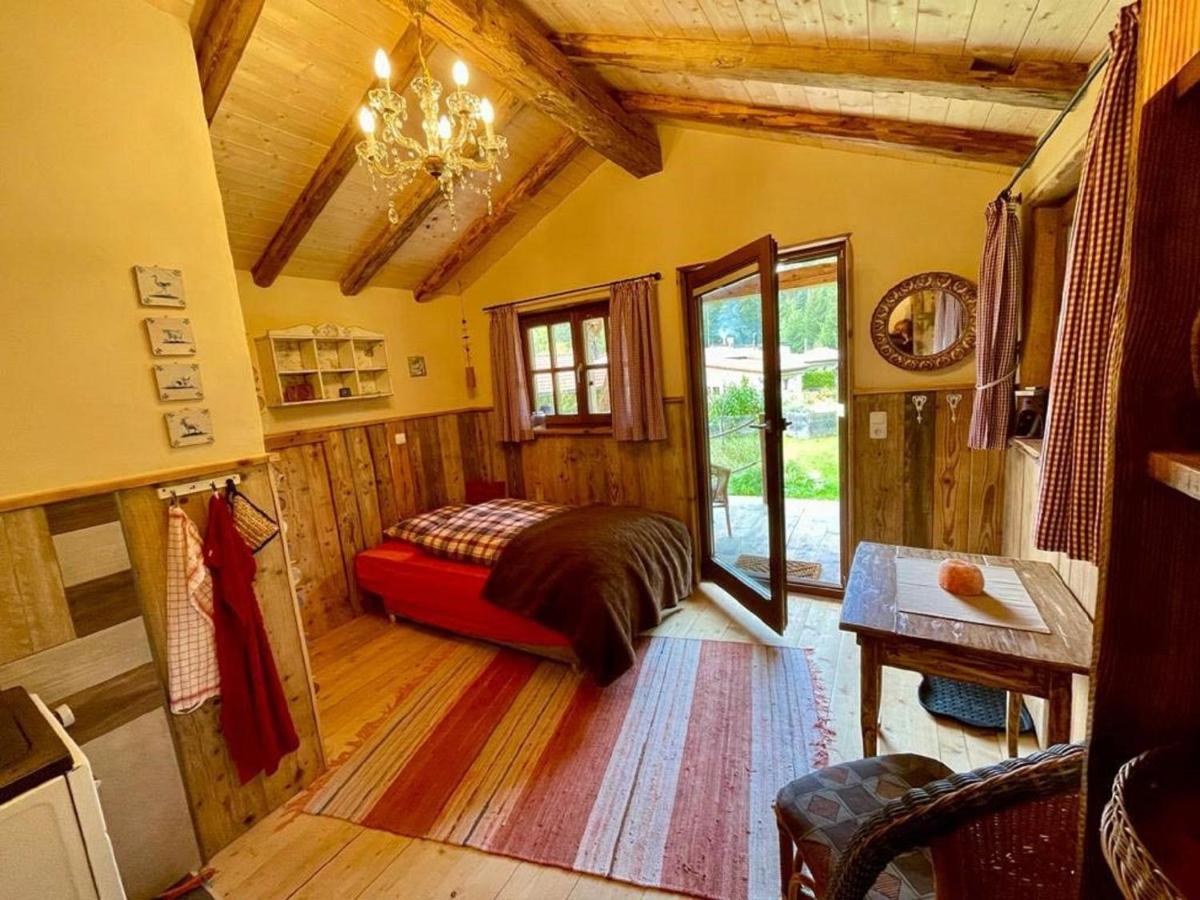 ein Schlafzimmer mit einem Bett in der Mitte eines Zimmers in der Unterkunft Haus am Waldpark in Scheidegg