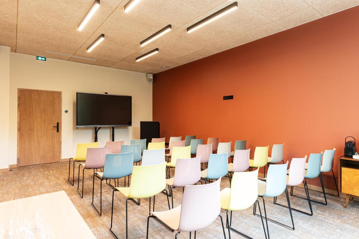 Télévision ou salle de divertissement dans l'établissement voco Beaune , Cité des Vins by IHG