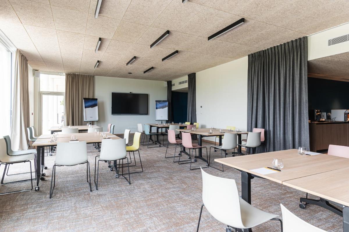 Télévision ou salle de divertissement dans l'établissement voco Beaune , Cité des Vins by IHG