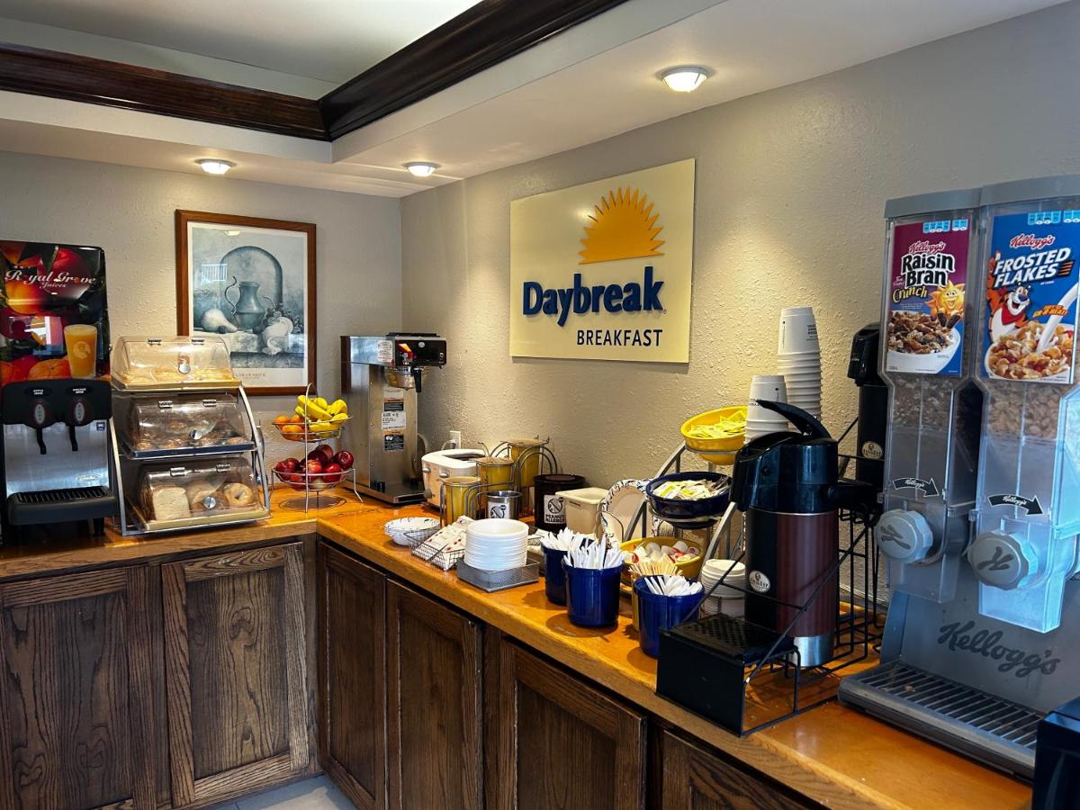 Days Inn by Wyndham Dahlonega University Area - Housity