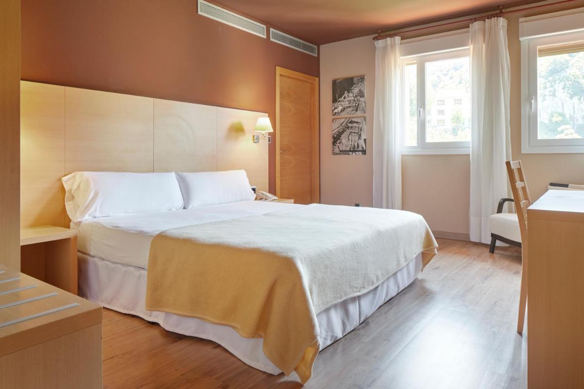 Cama o camas de una habitación en Iraipe Santuario de Arantzazu Hotel