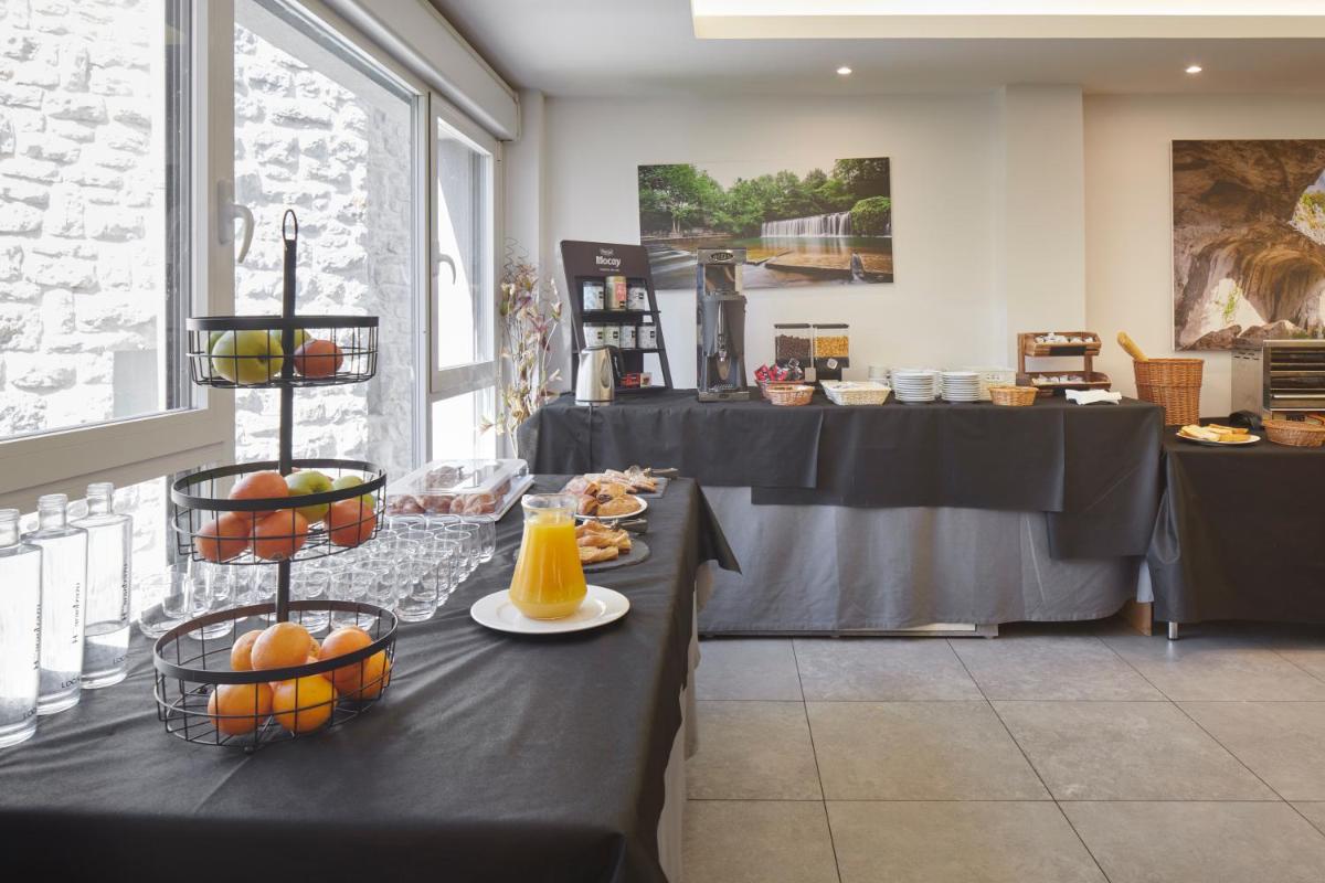 Comida en o cerca de este hotel