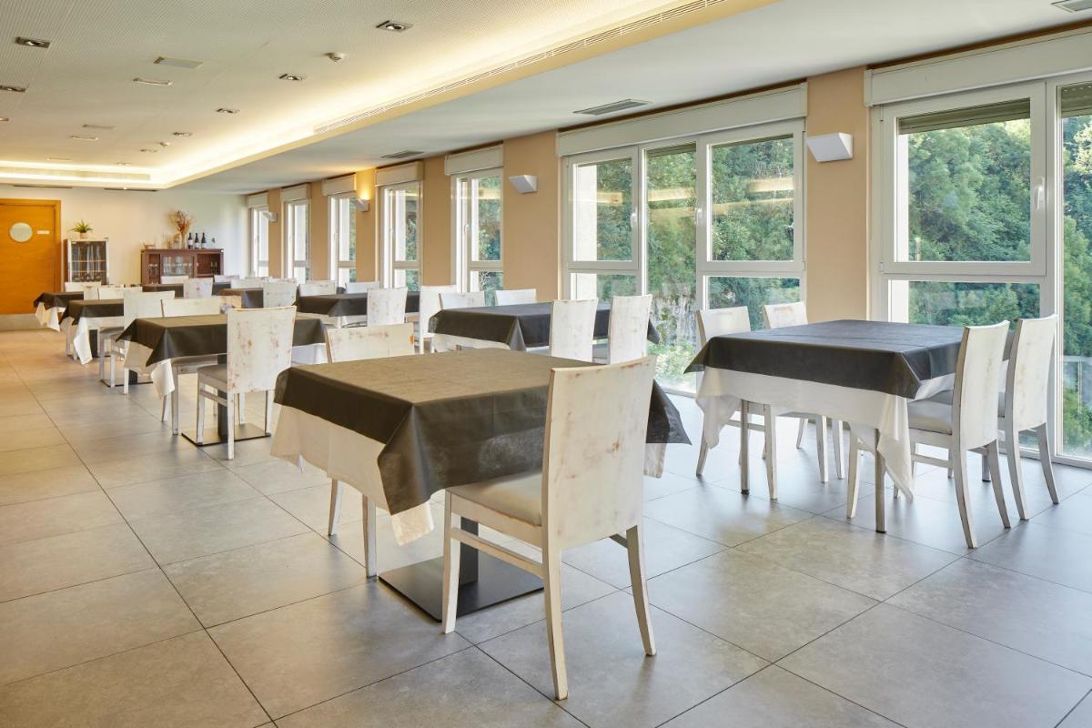 Un restaurante o sitio para comer en Iraipe Santuario de Arantzazu Hotel