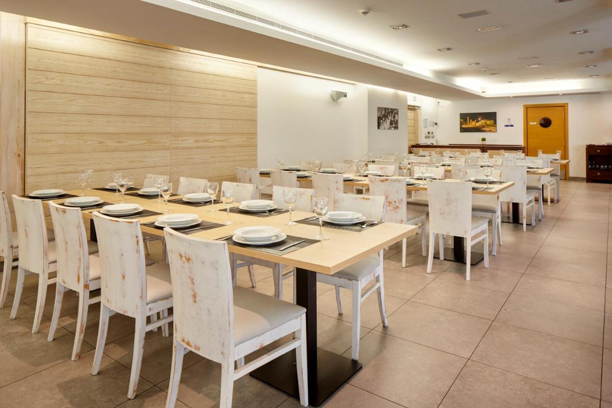 Un restaurante o sitio para comer en Iraipe Santuario de Arantzazu Hotel