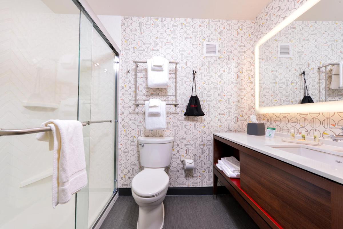 Holiday Inn Detroit Northwest - Livonia, an IHG Hotel - Housity
