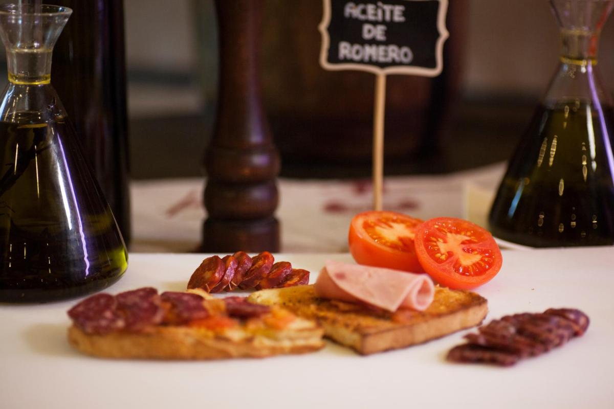 Comida en o cerca de este hotel