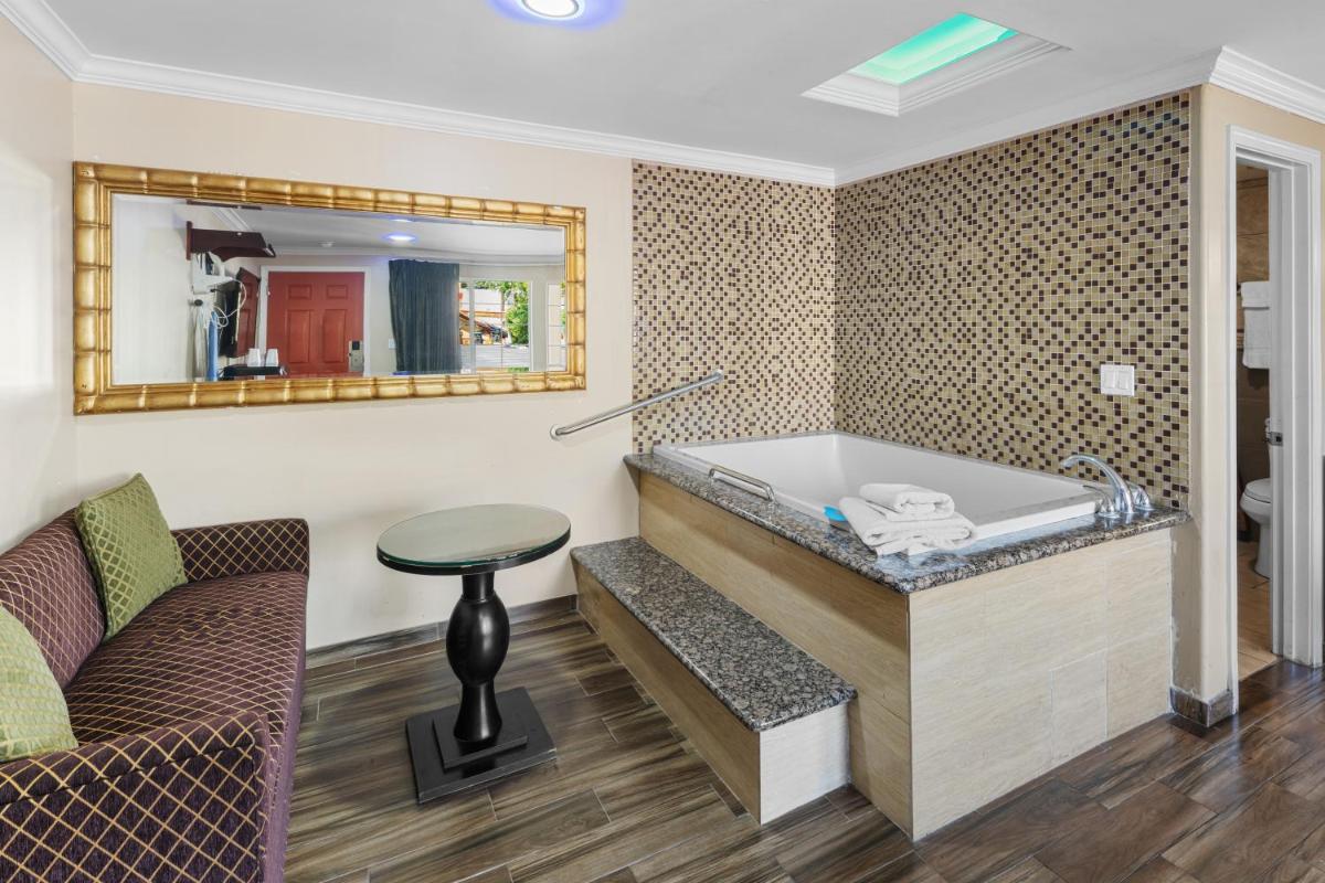 Sky Palm Motel - Orange - Housity