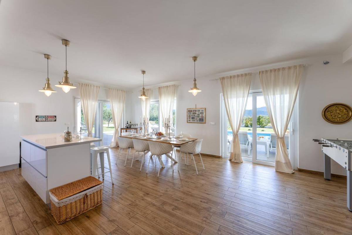 Villa Olivia - Peaceful Family Paradise Near Beach - Housity