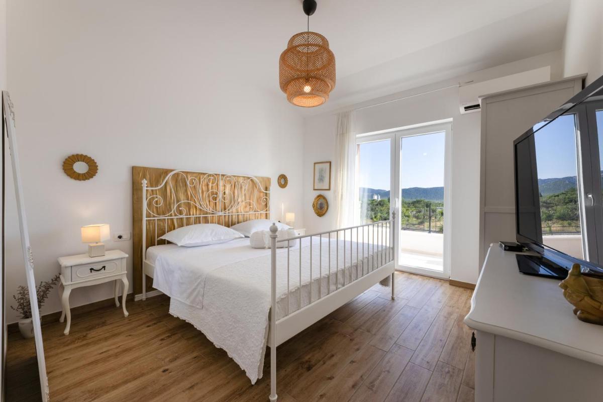 Villa Olivia - Peaceful Family Paradise Near Beach - Housity