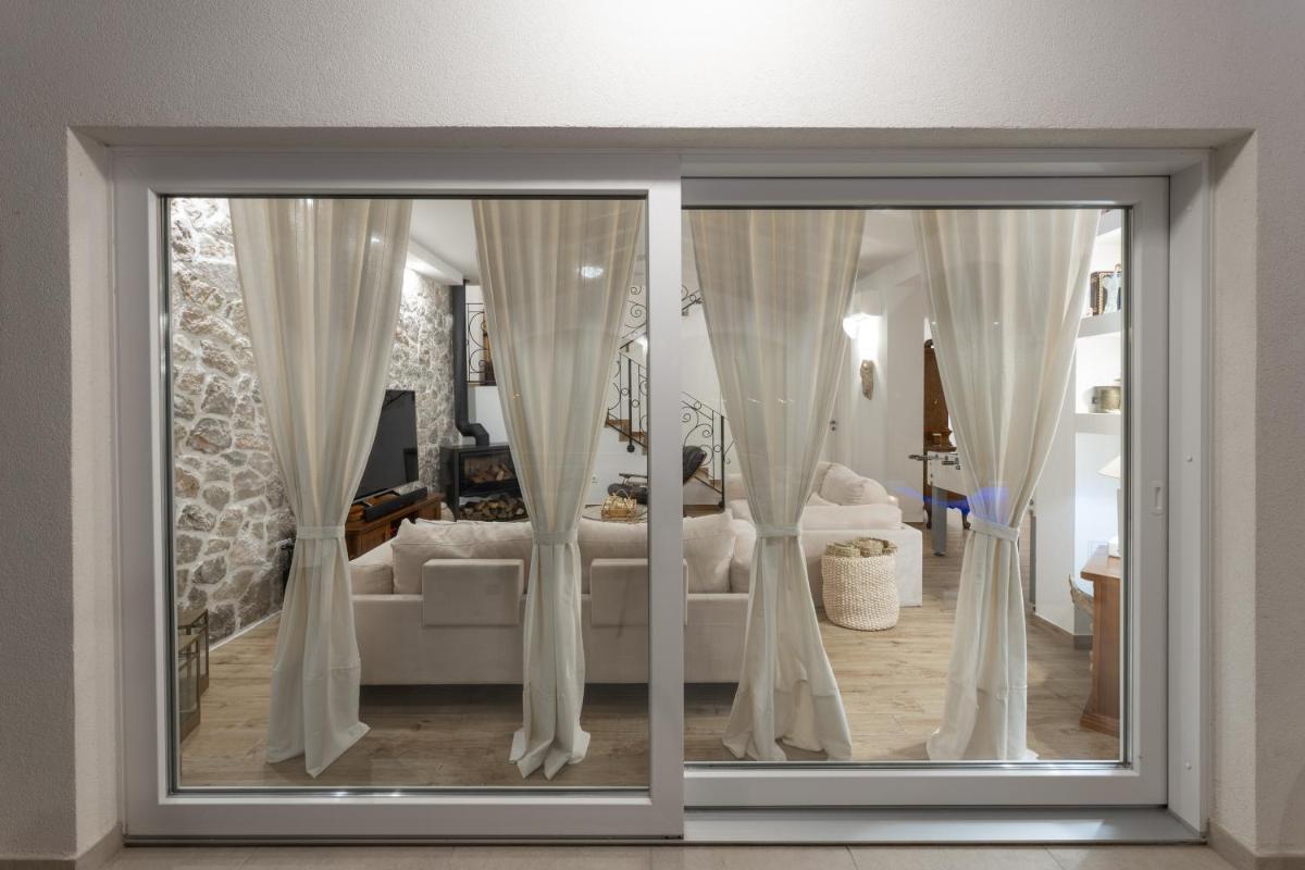Villa Olivia - Peaceful Family Paradise Near Beach - Housity