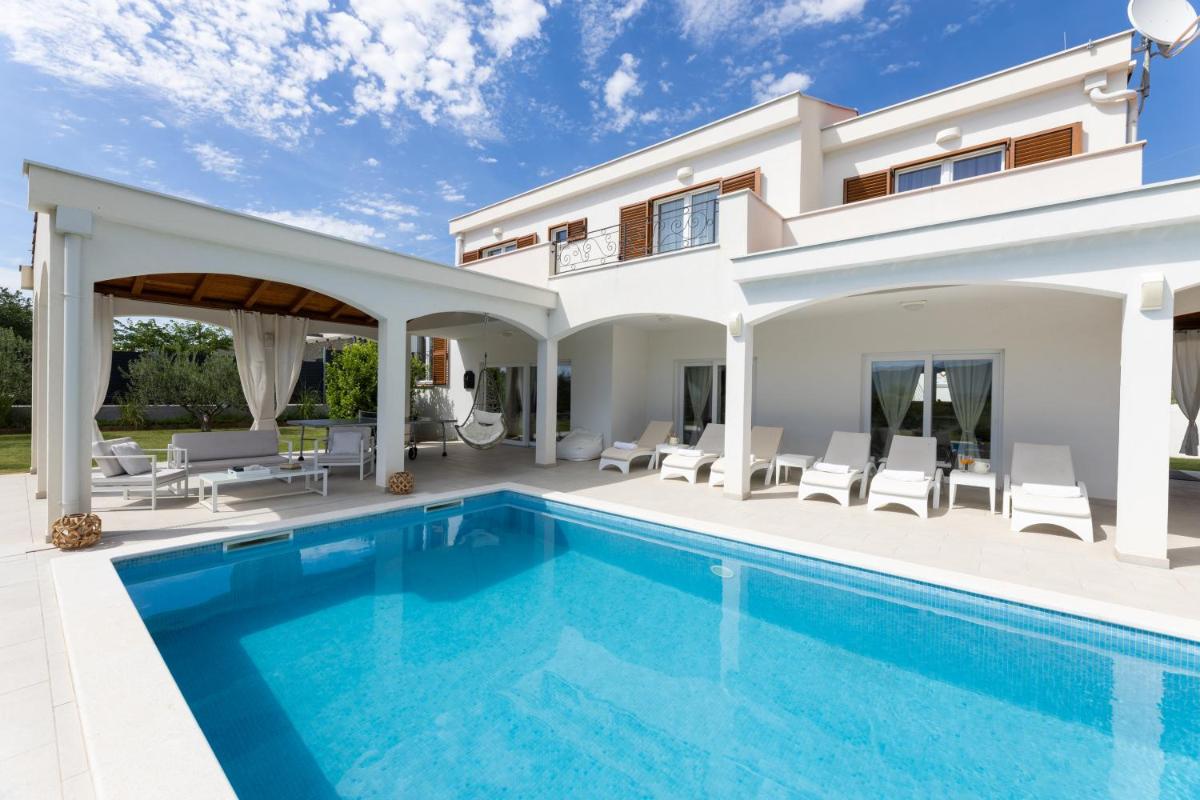 Villa Olivia - Peaceful Family Paradise Near Beach - Housity