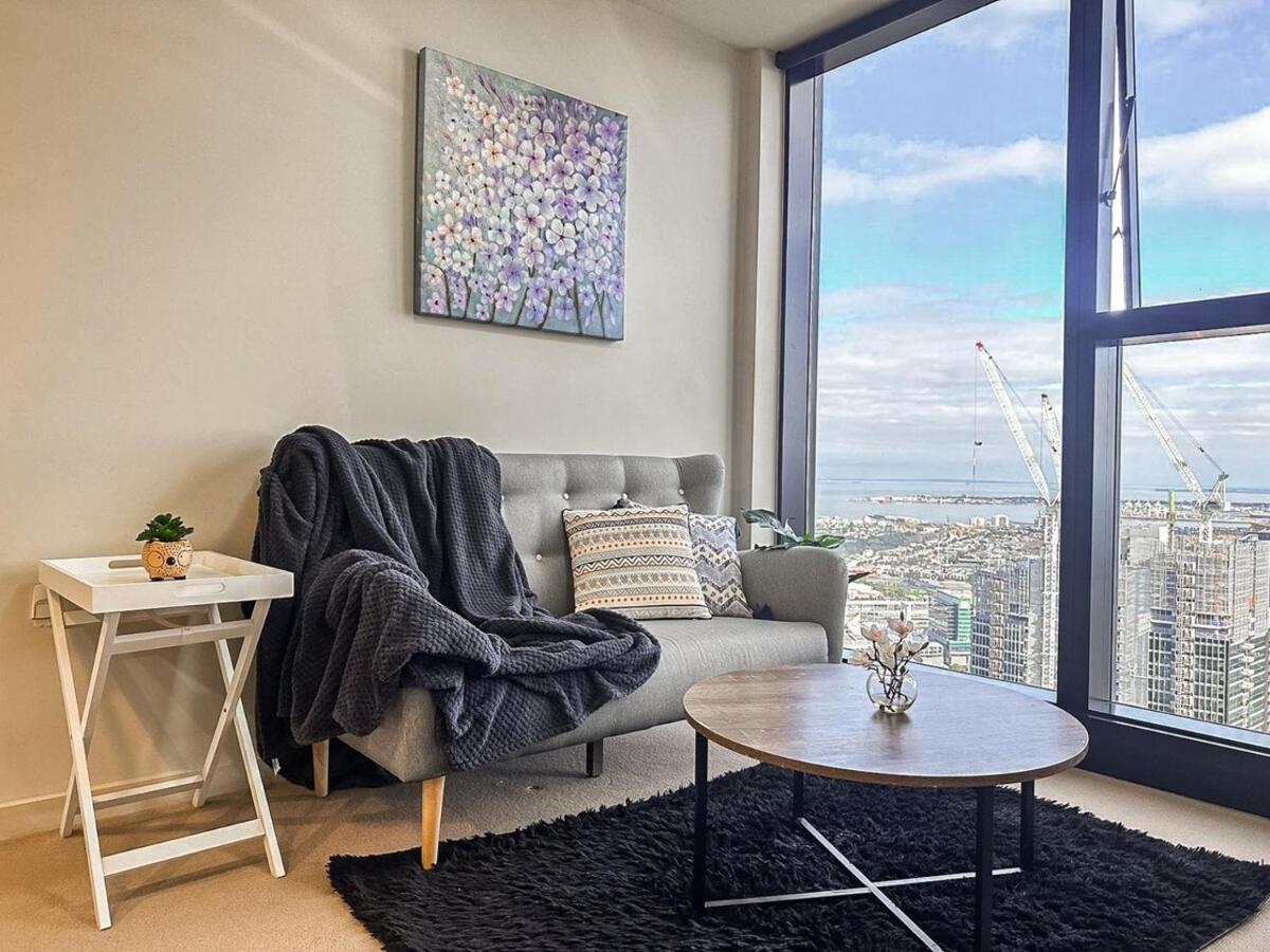 Collins Night View 1br Apt In Melbournegympool - Housity