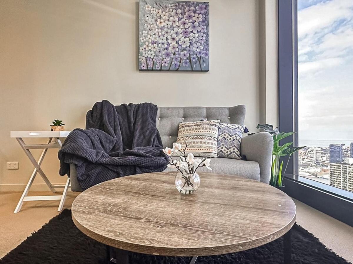 Collins Night View 1br Apt In Melbournegympool - Housity