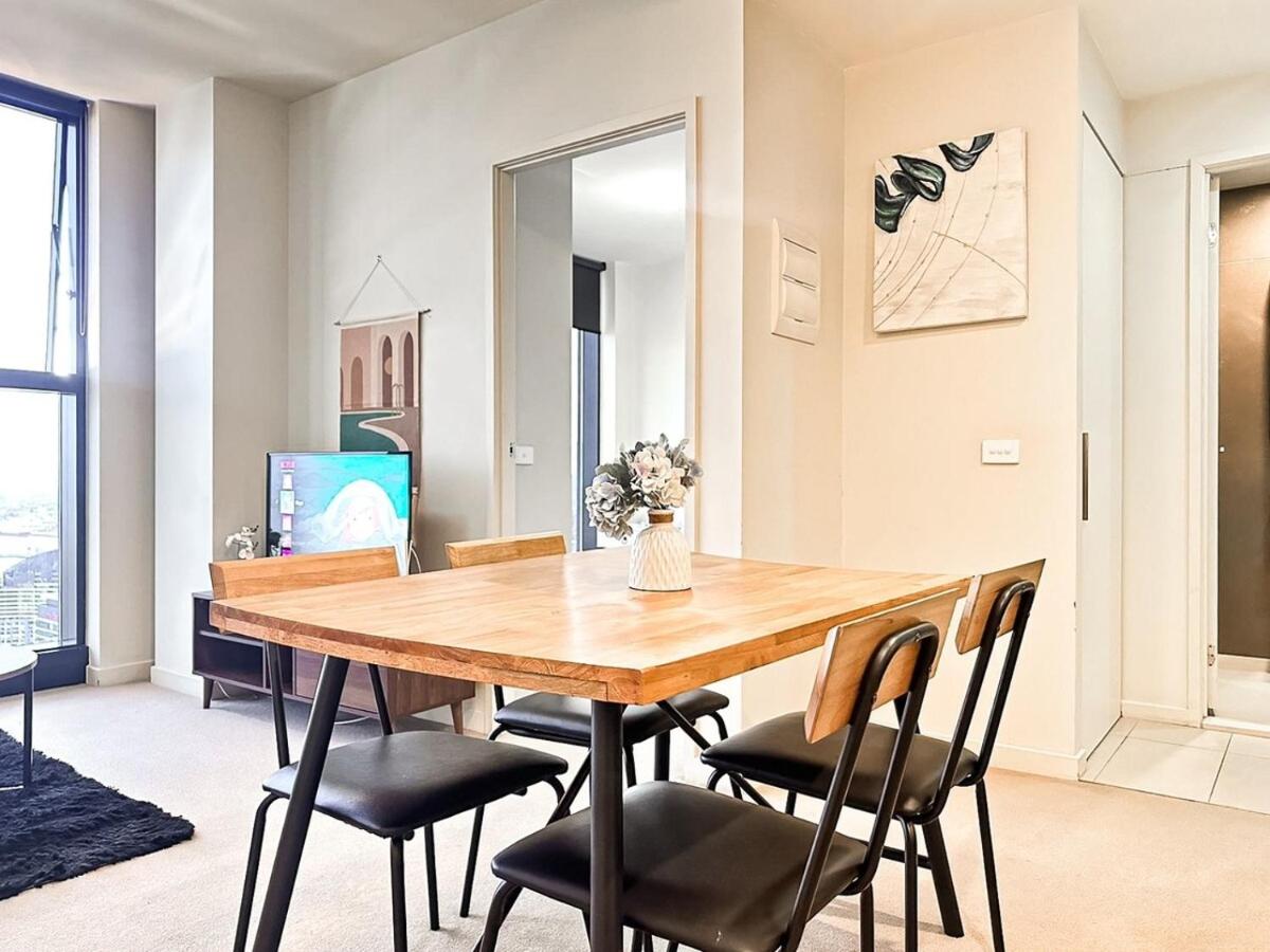 Collins Night View 1br Apt In Melbournegympool - Housity