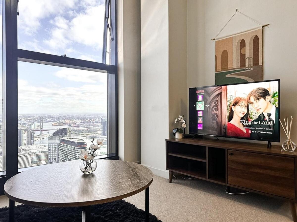 Collins Night View 1br Apt In Melbournegympool - Hizvo
