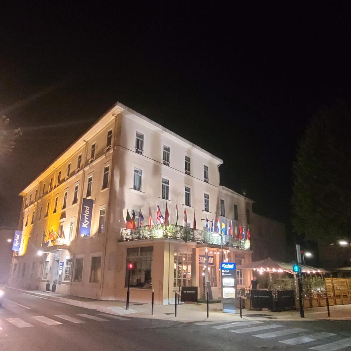 KYRIAD ORANGE Centre Ville - HOTEL RESTAURANT BAR - Galerie d'Art des Princes - Provence Alpes Côte'Azur - France - AUTOROUTE A7-A9 - exit21- Châteauneuf-du-Pape Avignon Bollene Nimes Valence - Terrasse - Repas - Petit Déjeuner - Housity