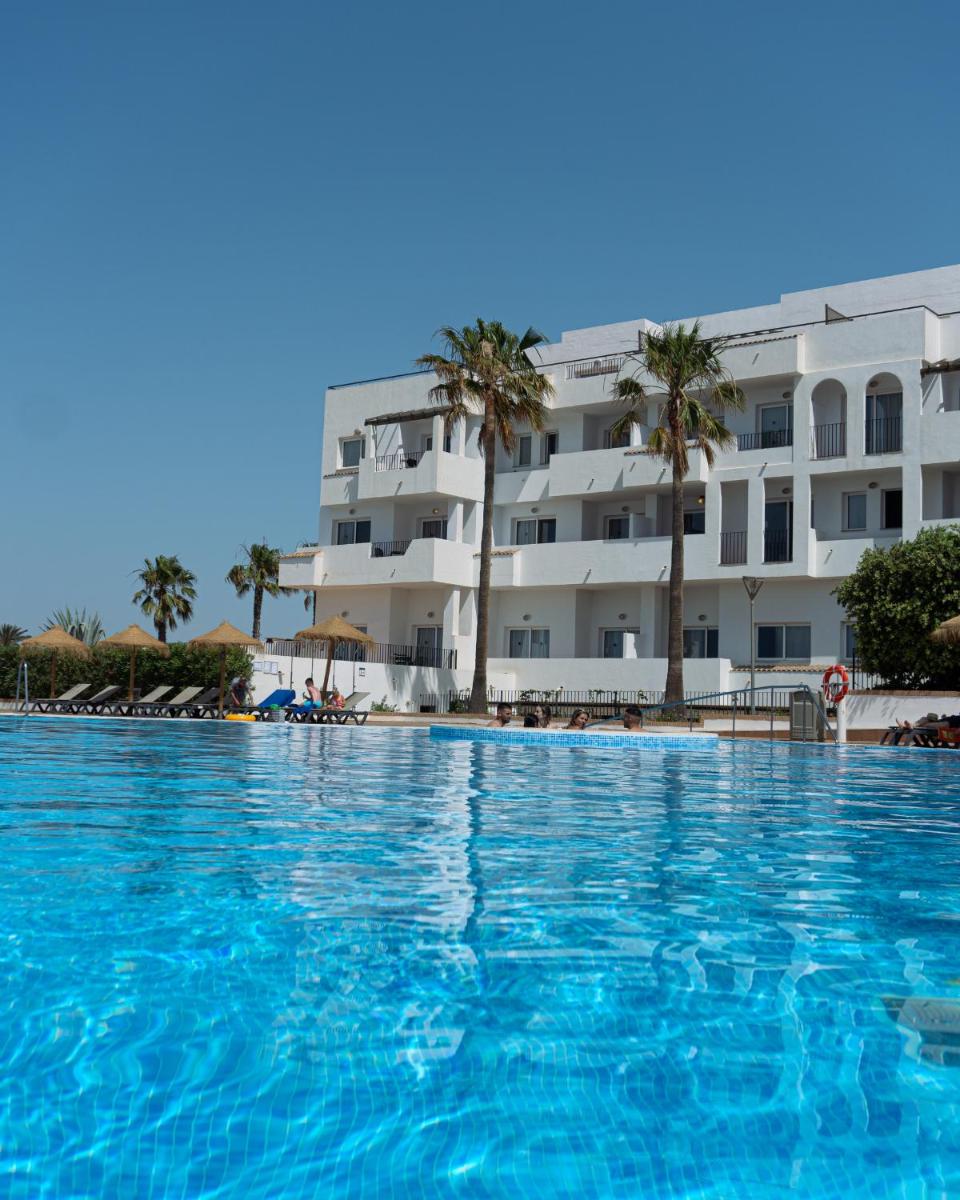 una gran piscina frente a un edificio en Ohtels Cabogata, en Retamar 43 fotos más